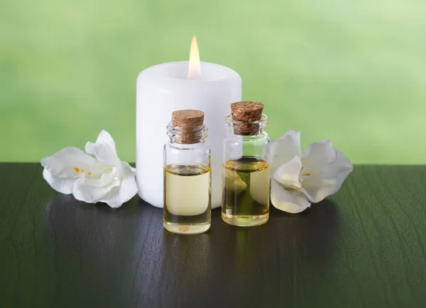 Ефірні олії ароматерапії, свічки, квіти — стокове фото
