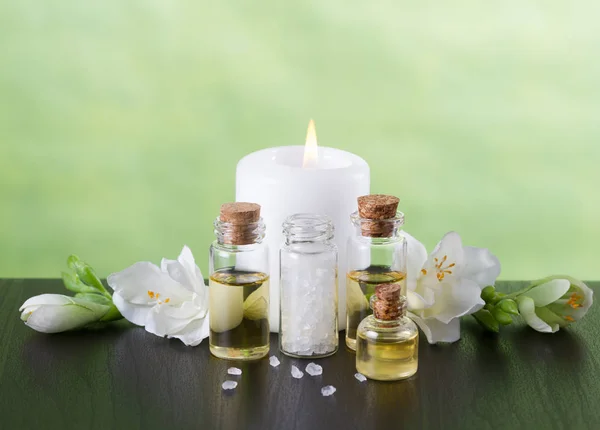 Aceites esenciales de aromaterapia, velas, flores y sal marina — Foto de Stock