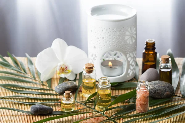 Aromatherapie essentiële oliën, aromalamp, bloem en stenen — Stockfoto