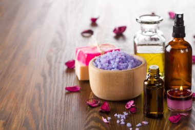 Aromaterapi temel yağlar. Mum, deniz tuzu, el yapımı Sabun