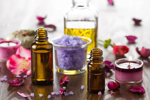 Aceites esenciales para aromaterapia. Velas, sal marina — Foto de Stock