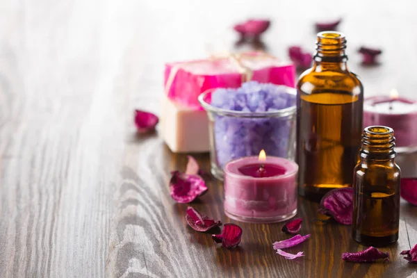 Aceites esenciales para aromaterapia. Vela, sal marina, jabón hecho a mano — Foto de Stock