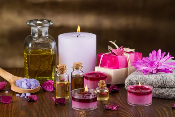 Ätherische Öle für die Aromatherapie, Kerzen, Meersalz, handgemachte Seife Stockbild