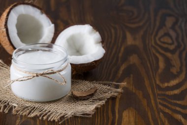 Hindistan cevizi yağı ve ahşap masa üzerinde taze hindistan cevizi