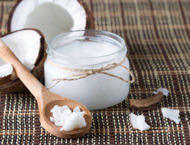 Hindistan cevizi yağı ve ahşap masa üzerinde taze hindistan cevizi