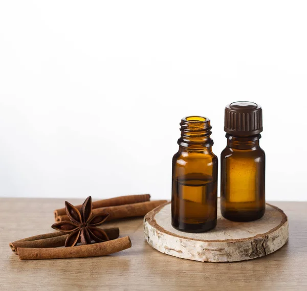 Esenciální olej pro aromaterapii. Skořice a anýzu — Stock fotografie