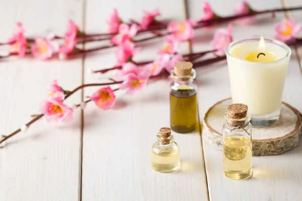 Ароматна олія для ароматерапії, ароматичні свічки, квіти — стокове фото