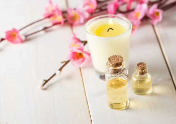 Aromaolie til aromaterapi, aromatiske stearinlys, blomster - Stock-foto