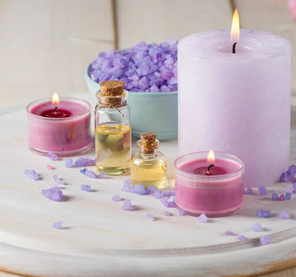 Óleos essenciais para aromaterapia, sal marinho com lavanda e velas — Fotografia de Stock