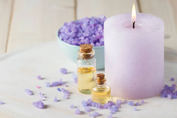 Óleos essenciais para aromaterapia, sal marinho com lavanda e vela — Fotografia de Stock