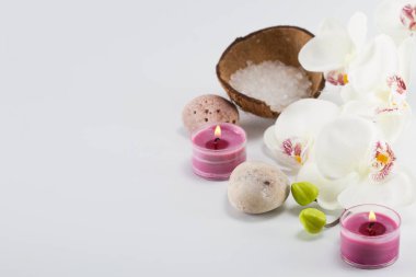 Spa kavramı. Deniz tuzu, mumlar, taşlar, orkide çiçekleri