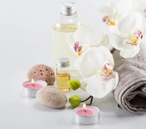Conceito de spa. Óleo de aroma, velas, pedras, flores de orquídeas — Fotografia de Stock