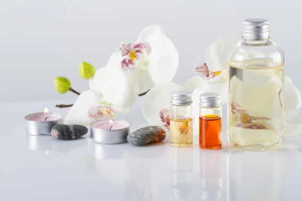 Концепція спа. Ароматна олія, свічки, камені, квіти орхідей — стокове фото