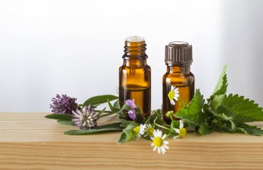 Uçucu yağlar ve taze ateş çiçeği, papatya, melissa ve yonca