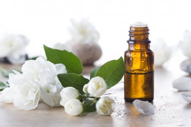 Yasemin esans ve taze Yasemin çiçeği