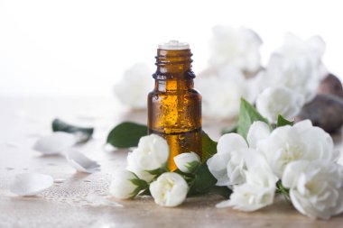 Yasemin esans ve taze Yasemin çiçeği