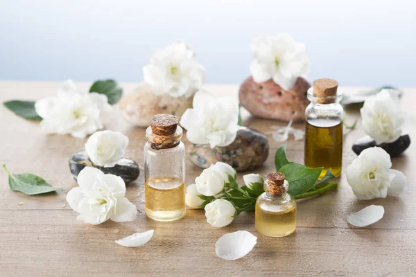 Ефірні олії для ароматерапії. Камені та цвітіння жасмину — стокове фото