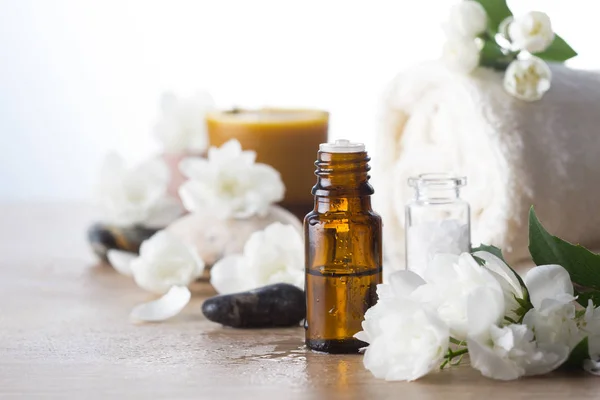El aceite esencial de jazmín y el jazmín fresco florecen. — Foto de Stock