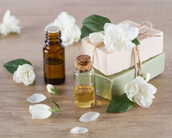 Yasemin esans ve Yasemin çiçeği, hanmade sabun — Stok fotoğraf