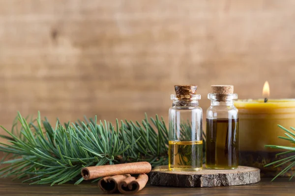 Aceites esenciales, varilla de canela y vela de cera hecha a mano con canela y aceite esencial —  Fotos de Stock