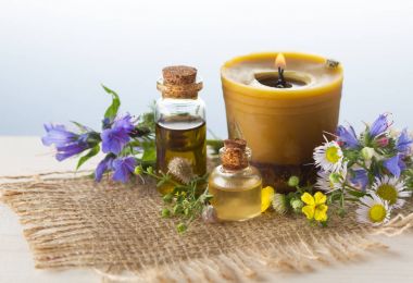 Esans ve el yapımı saçımı mum, ahşap masaya çiçek