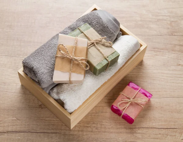 Handgjord tvål och handdukar i trälåda — Stockfoto