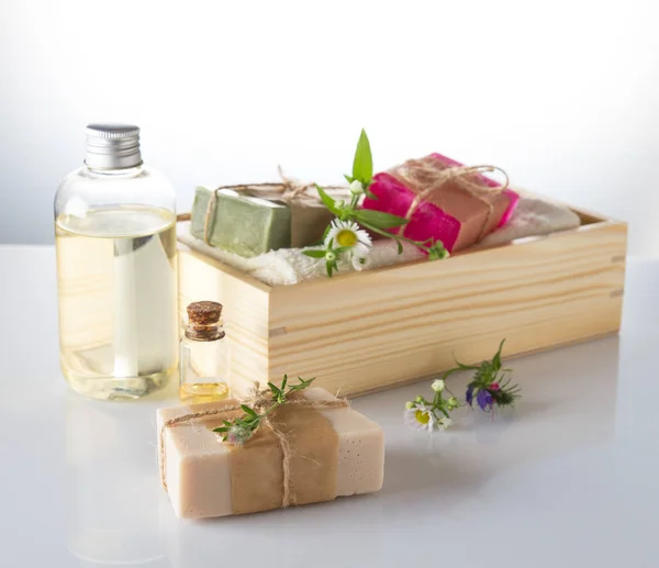 Olio essenziale e sapone artigianale e asciugamani in scatola di legno — Foto Stock