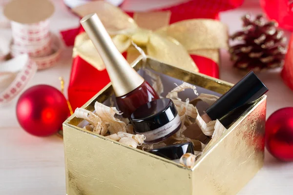 Cosmetica instellen in de doos van de gift van Kerstmis — Stockfoto