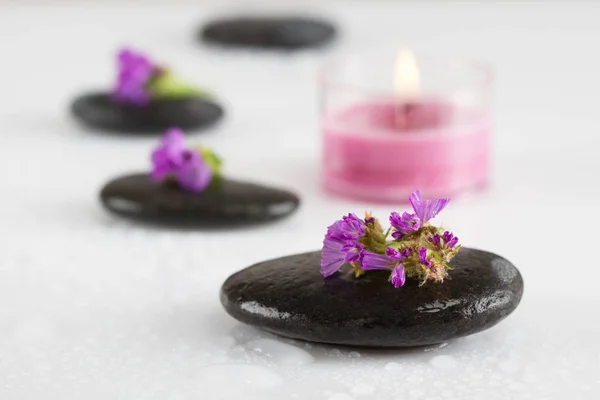 Zen pedras, flores e velas — Fotografia de Stock