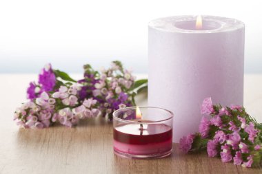 Mumlar ve çiçekler. Spa konsept