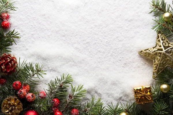 Fundo de Natal com decorações e caixa de presente na neve — Fotografia de Stock