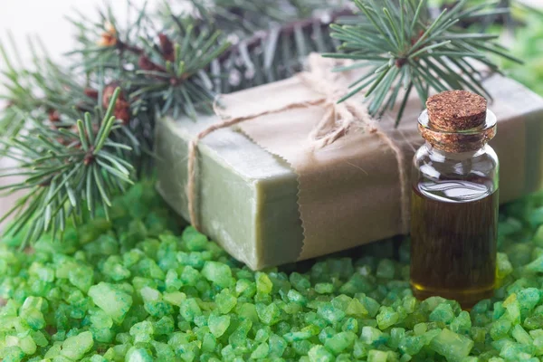 Etherische oliën en zeep met pine olie, Pine zeezout — Stockfoto
