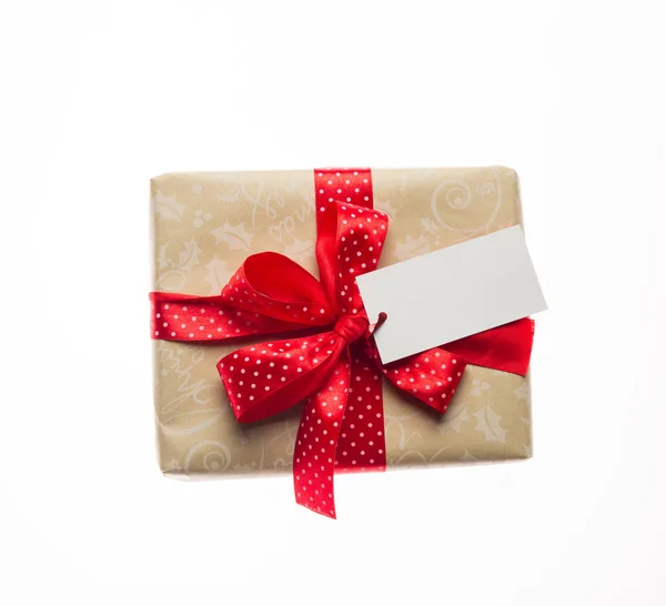 Κουτί δώρου με κορδέλα και κενό χαρτί σε λευκό — Φωτογραφία Αρχείου