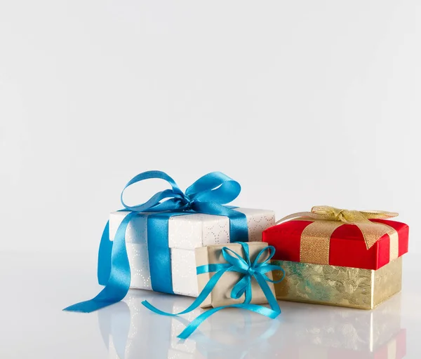 Tres cajas de regalos con cintas en blanco — Foto de Stock