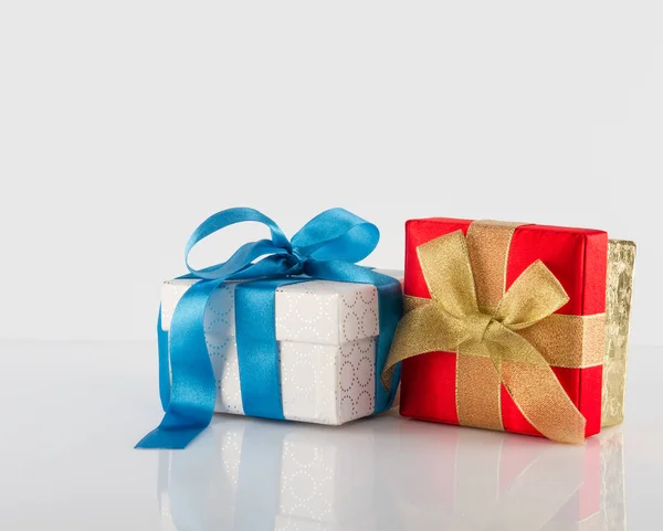 Zwei Geschenkboxen mit Bändern auf weiß — Stockfoto