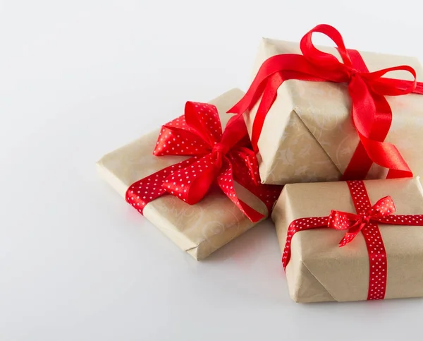 Три коробки подарков с лентами на белом — стоковое фото
