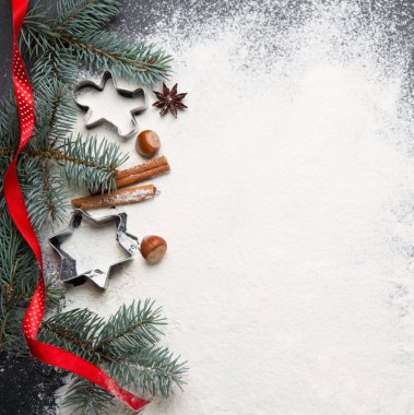 Malzemeler için Noel pişirme - un, baharatlar ve çerez kesiciler.