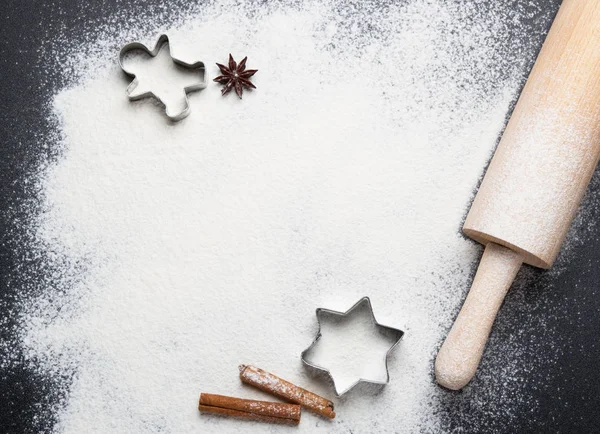 Zutaten für Weihnachtsbacken - Mehl, Gewürze und Ausstechformen. — Stockfoto