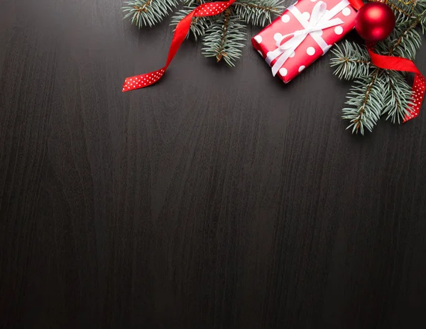 Kerstmis achtergrond met versieringen en geschenkdoos — Stockfoto