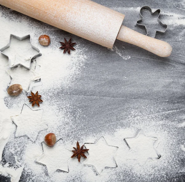 Ingrediënten voor Kerstmis bakken - bloem, specerijen en cookie cutters. — Stockfoto