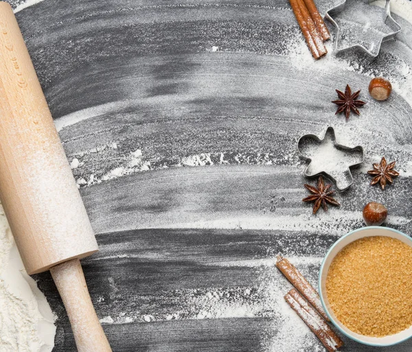 Ingredientes para o cozimento de Natal farinha, especiarias e cortadores de biscoitos . — Fotografia de Stock