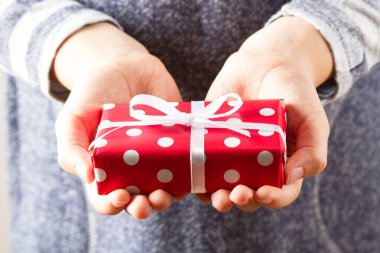 Kapalı kızlar elinde küçük hediye