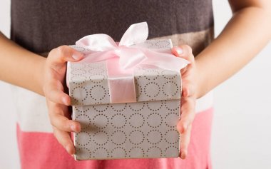 Eller kızlar mevcut, hediye kutusunda vermek