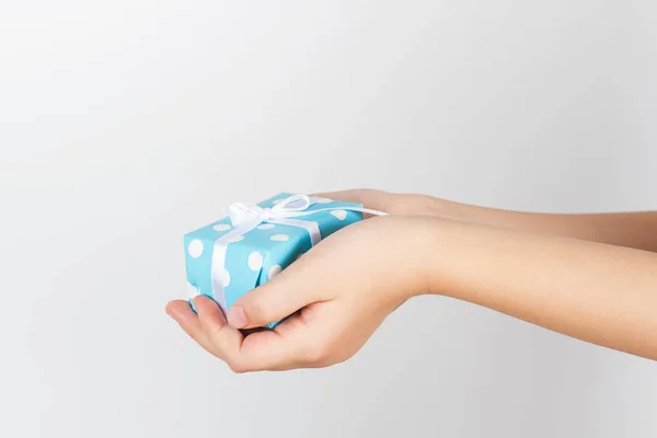 Dă un cadou, cutie cadou în mâini fete pe alb — Fotografie, imagine de stoc