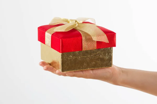 Ge en gåva, presentbox i hand flickor på vit bakgrund — Stockfoto