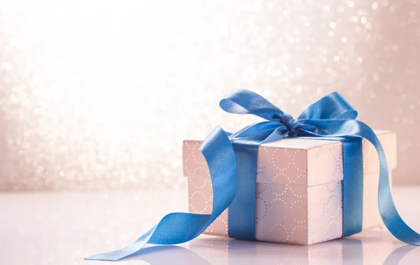 Caja de regalo con cinta sobre fondo de brillo blanco — Foto de Stock
