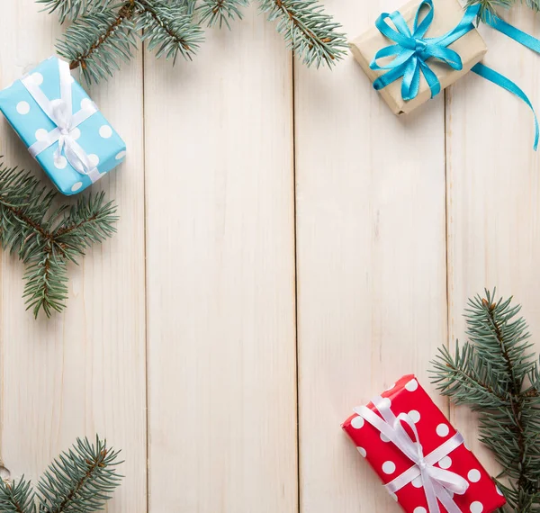 Kerstmis achtergrond met vakken decoraties en geschenken — Stockfoto