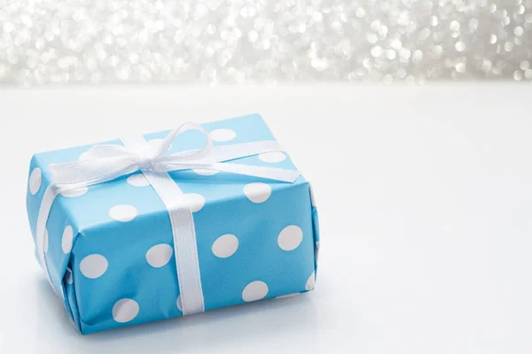 Caja de regalo con cinta en blanco — Foto de Stock