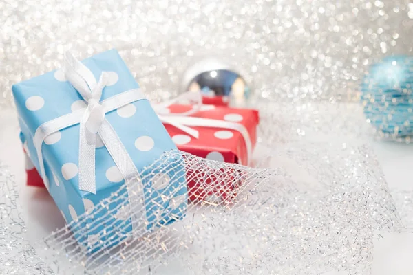 Geschenken vakken met linten op witte glitter achtergrond — Stockfoto
