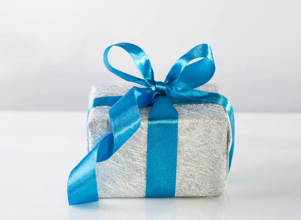 Caja de regalo con cinta en blanco — Foto de Stock